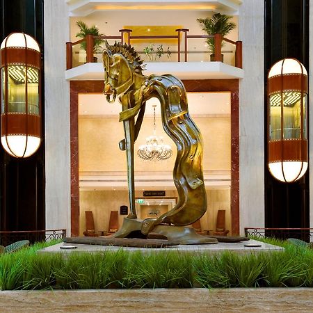 The Lalit Mumbai Hotel Ngoại thất bức ảnh The sculpture in the lobby of the Taj Bengal