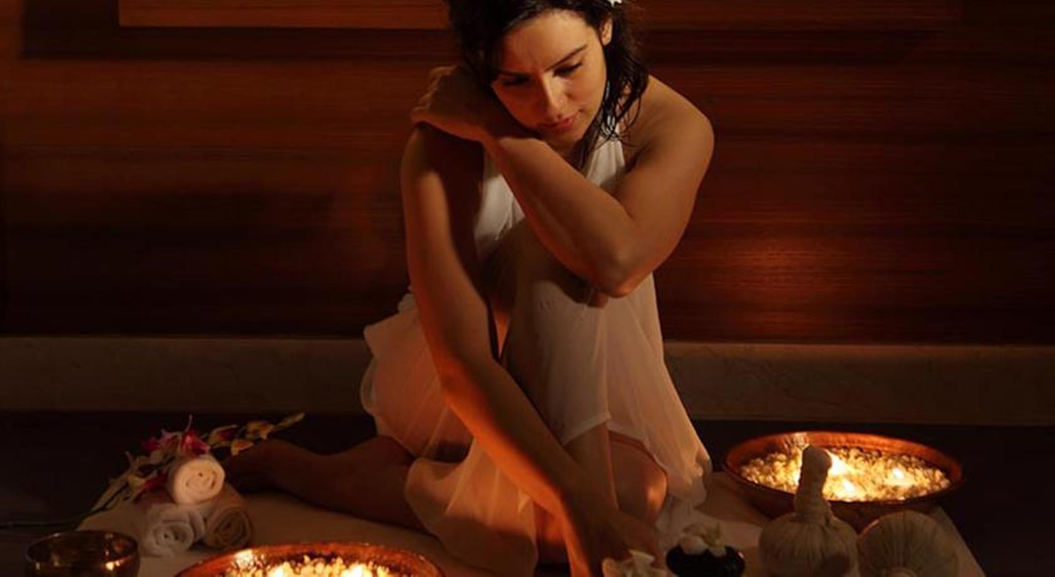The Lalit Mumbai Hotel Ngoại thất bức ảnh A woman in a spa