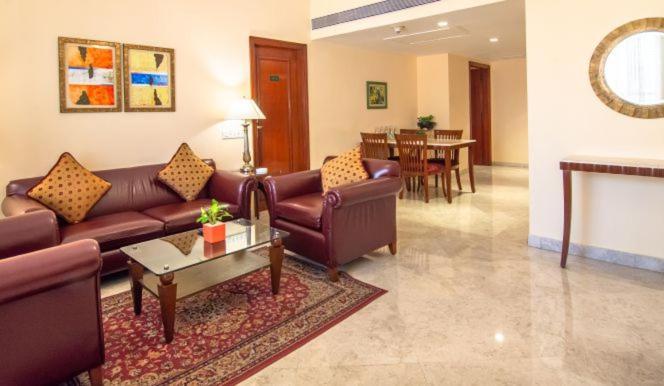 The Lalit Mumbai Hotel Ngoại thất bức ảnh A living room in a suite at the Taj Bengal