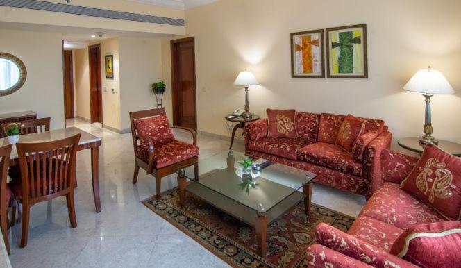 The Lalit Mumbai Hotel Ngoại thất bức ảnh A living room in a suite at the Taj Bengal