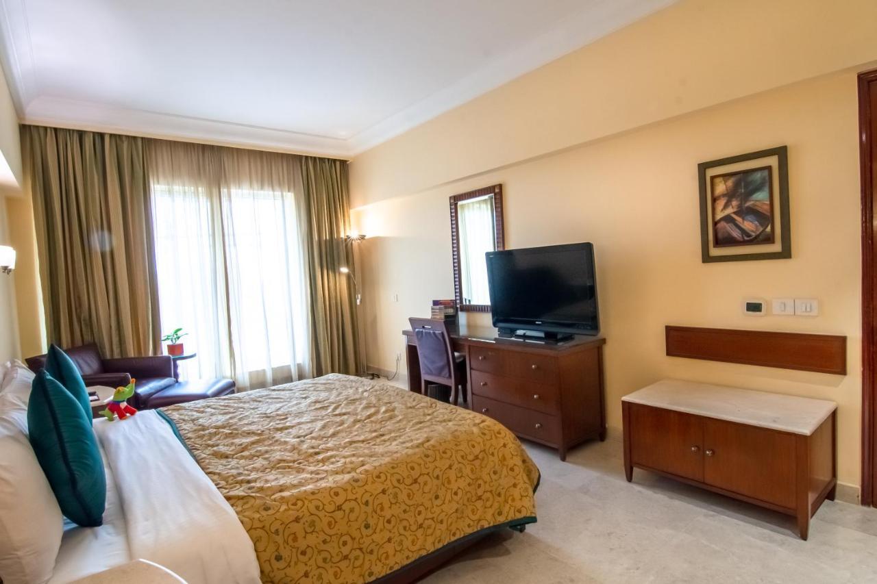 The Lalit Mumbai Hotel Ngoại thất bức ảnh A room at the hotel