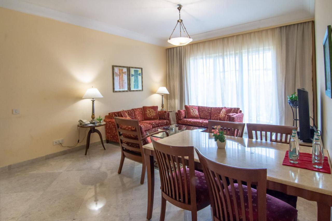 The Lalit Mumbai Hotel Ngoại thất bức ảnh A living room in a typical apartment