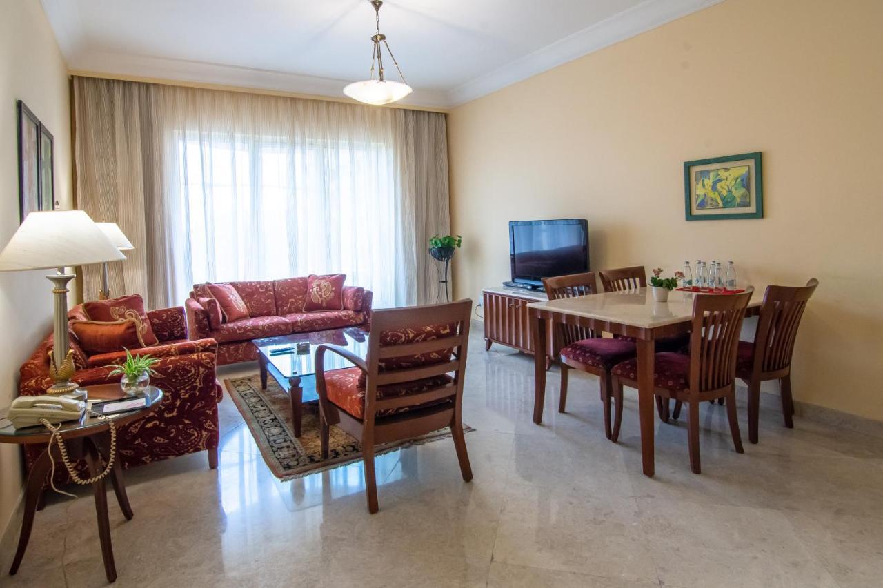 The Lalit Mumbai Hotel Ngoại thất bức ảnh A living room in a typical apartment