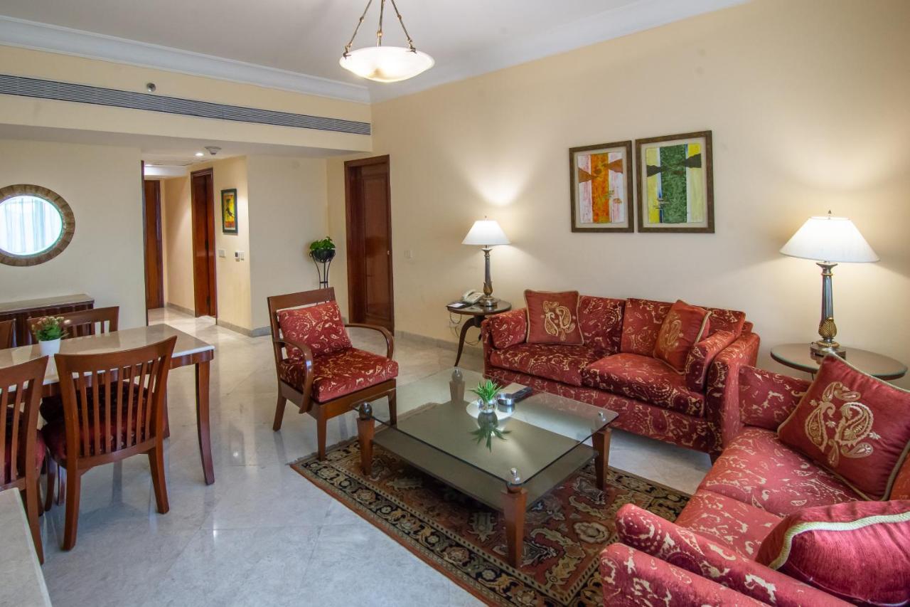 The Lalit Mumbai Hotel Ngoại thất bức ảnh A living room in a suite at the Taj Bengal