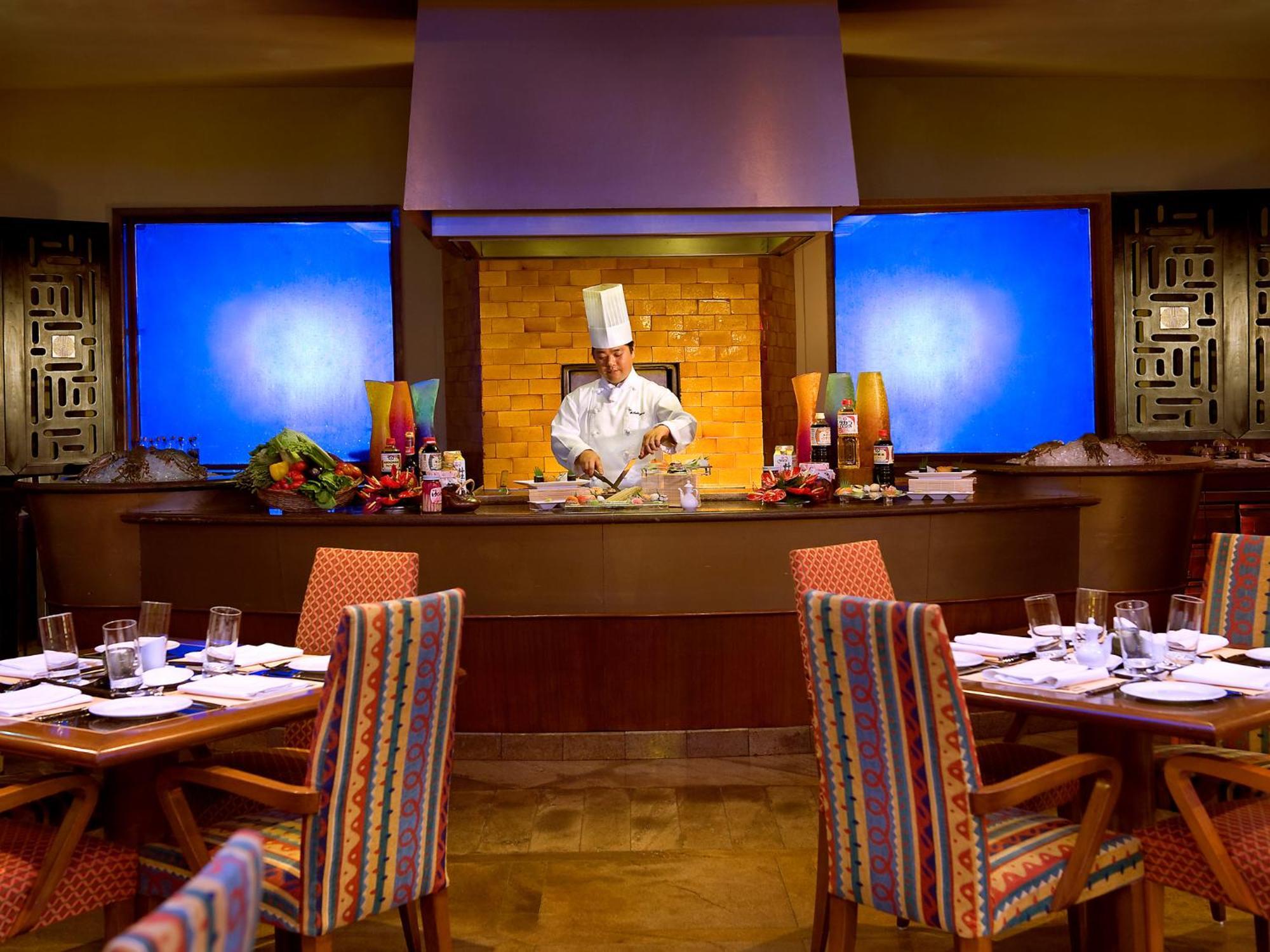 The Lalit Mumbai Hotel Ngoại thất bức ảnh A restaurant at the Atlantis Paradise Island