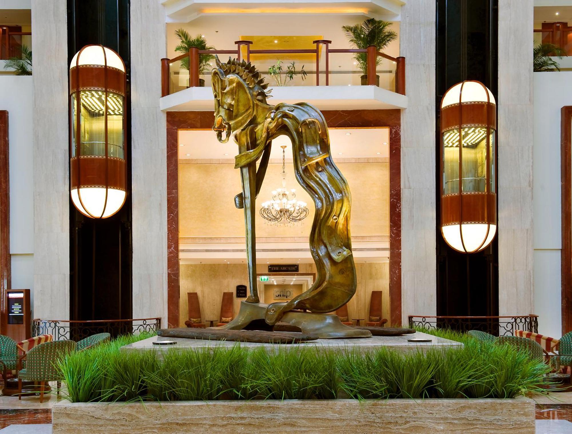 The Lalit Mumbai Hotel Ngoại thất bức ảnh The sculpture in the lobby of the Taj Bengal