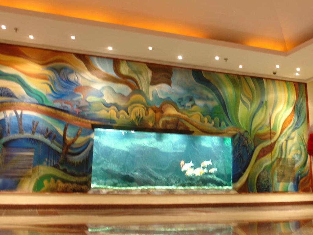 The Lalit Mumbai Hotel Ngoại thất bức ảnh The aquarium at the lobby