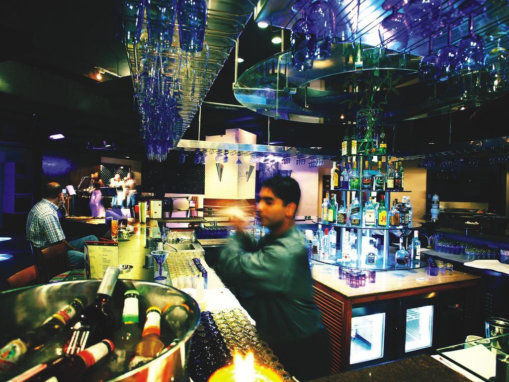 The Lalit Mumbai Hotel Ngoại thất bức ảnh The bar at the nightclub