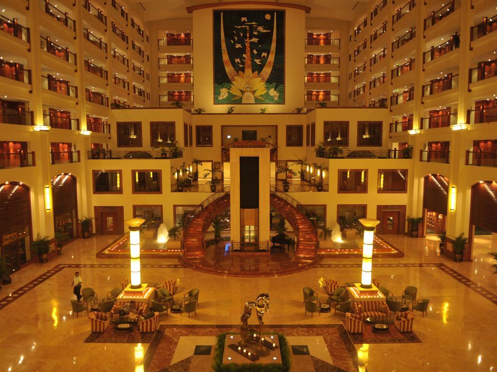 The Lalit Mumbai Hotel Ngoại thất bức ảnh The lobby of the Grand Hotel