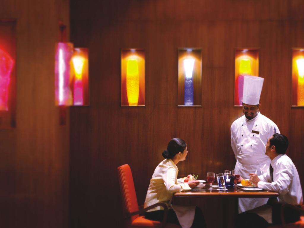 The Lalit Mumbai Hotel Nhà hàng bức ảnh A restaurant in a hotel