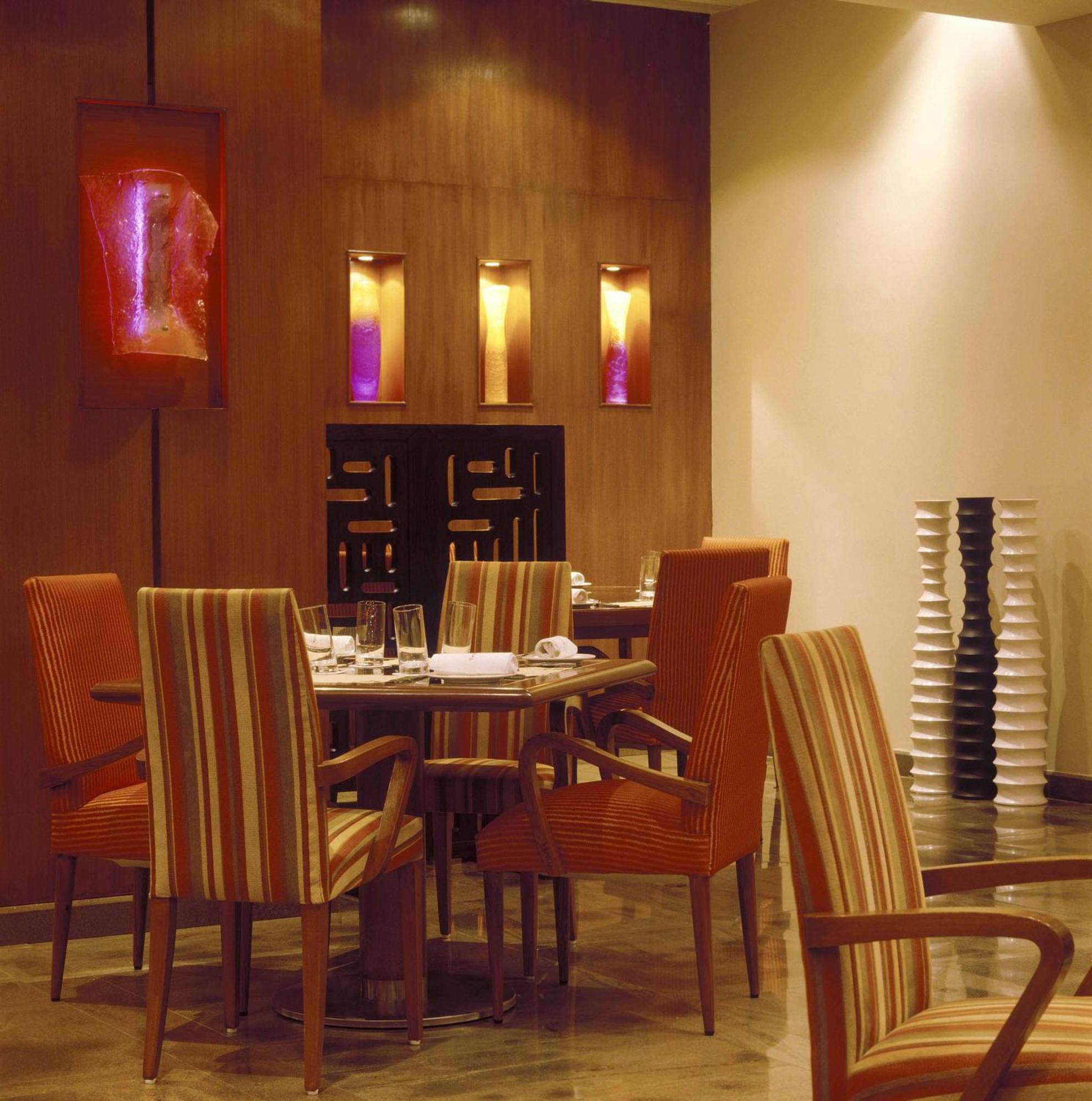 The Lalit Mumbai Hotel Ngoại thất bức ảnh A restaurant in a hotel